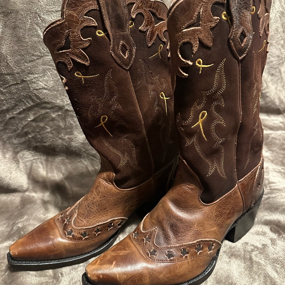 Elegant Brown Western Boots with Intricate Stitching